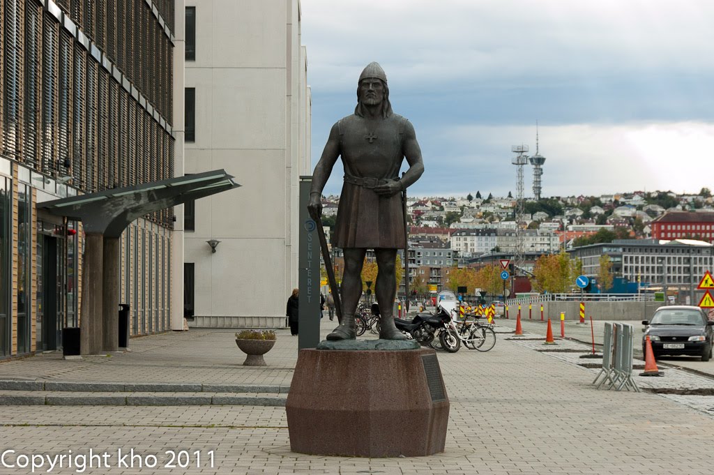 Wikinger-Statue in der Havnegata by khopan