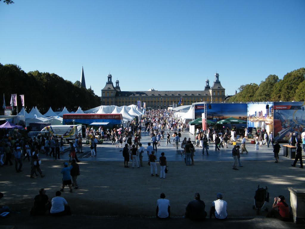 Der Bonner Hofgarten während des Deutschlandsfestes 2011 by Mäldä