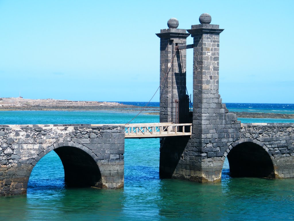 Il ponte levatoio del castello di Arrecife (Lanzarote) by enniocamp