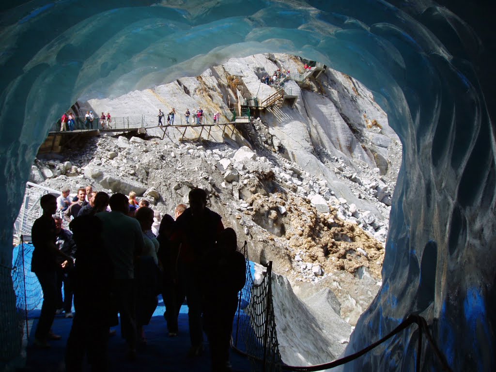 Wyjście z tunelu w lodowcu Mer De Glace, Francja by JanuszMal