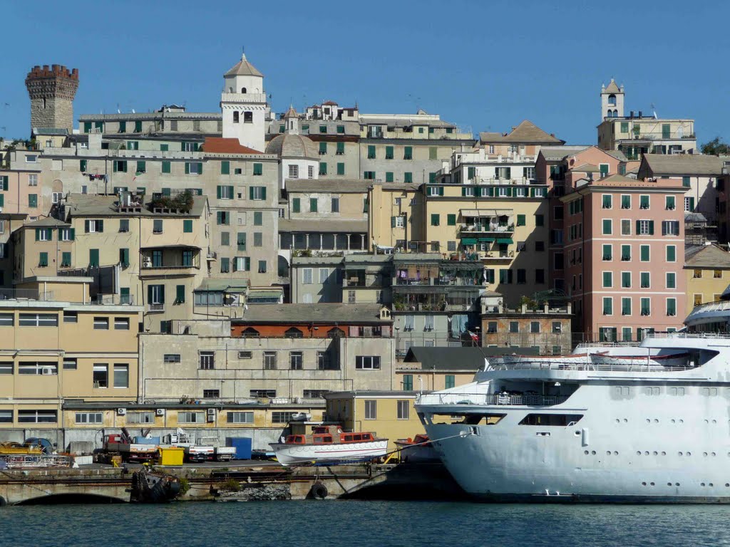 Genova, centro storico dal porto by Maurizio Frizziero