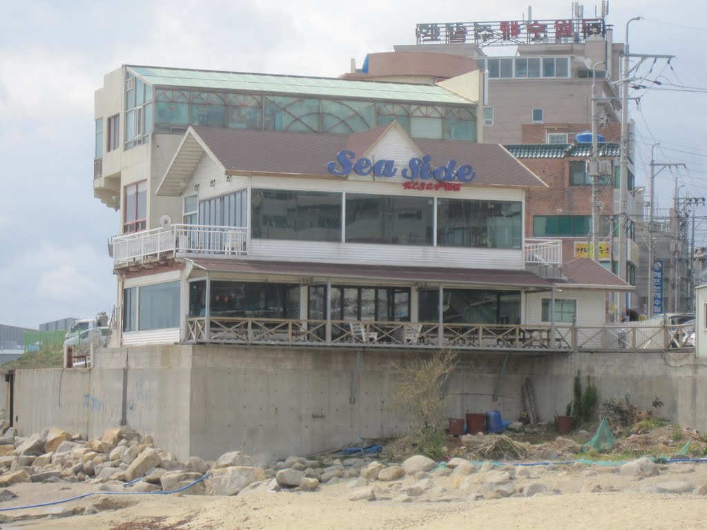 Seaside Bar and Rest by jgpfremantle