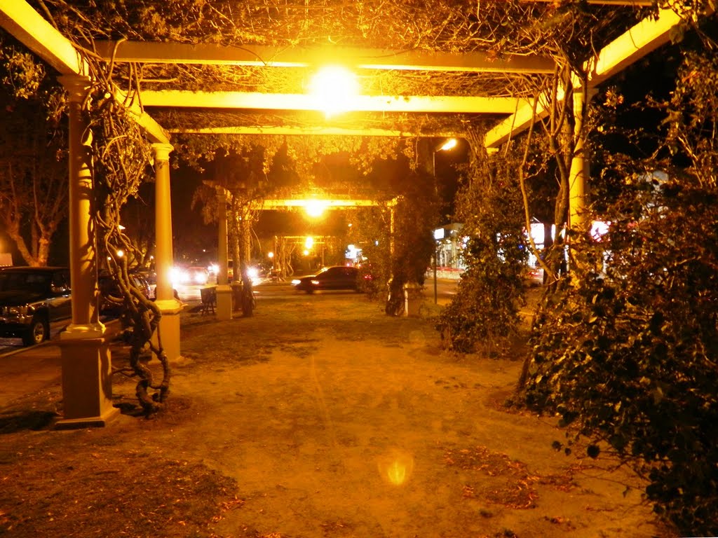 Pérgola en Boulevar de la Costanera by JorgeVazquez SJ y Ld…