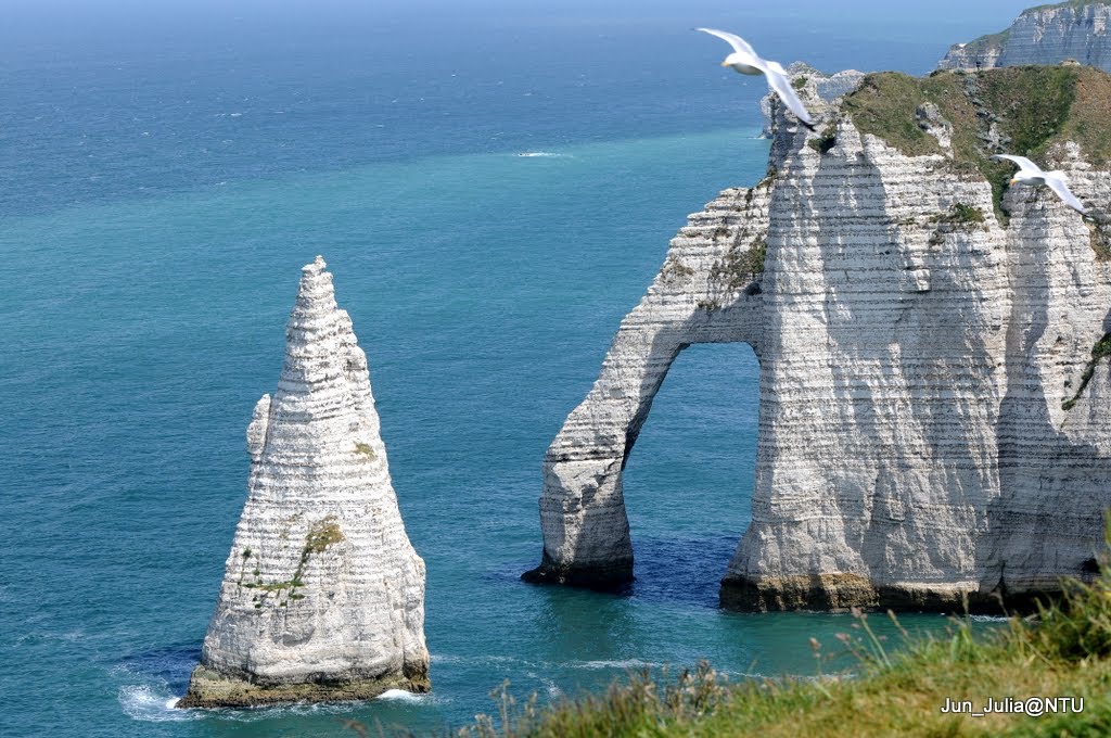 Etretat coast - II (https://picasaweb.google.com/Jun.Luo.2k?showall=true#100) by Jun Luo (John)