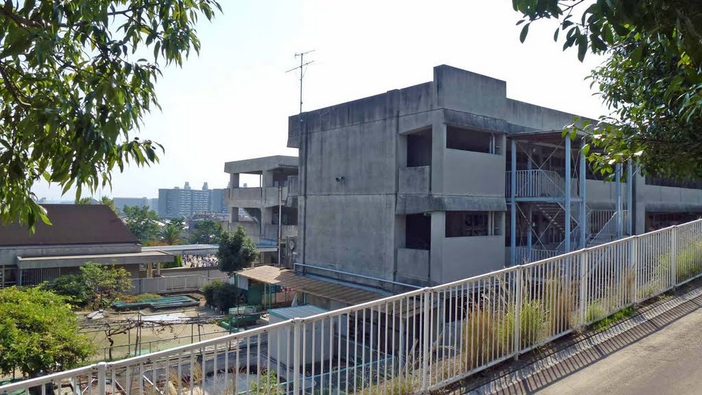 2011.10.9 岸部第二小学校(博物館側から) Elementary school by H.Katayama