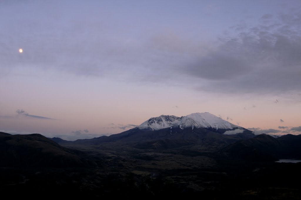 Mt St Helens in the moon light by Ibaragino Kumasan