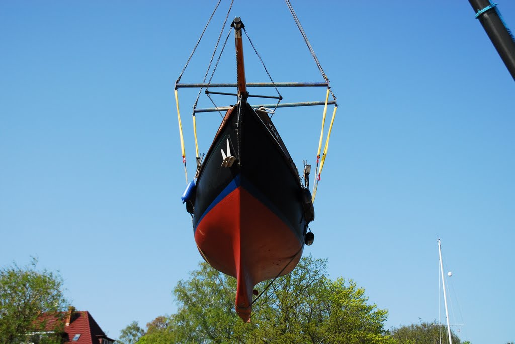 Segelyacht am Kran by Neptun2011