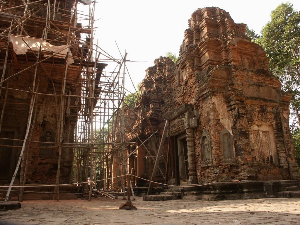 023-Prasat Preah Ko (03.02.2004) Mehr Fotos auf: www.khmer-search.de by Khmer Search