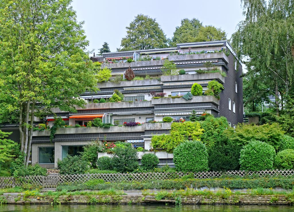 Mülheim-Menden / Wohnhaus an der Mendener Ruhrbrücke by Cityfotograph