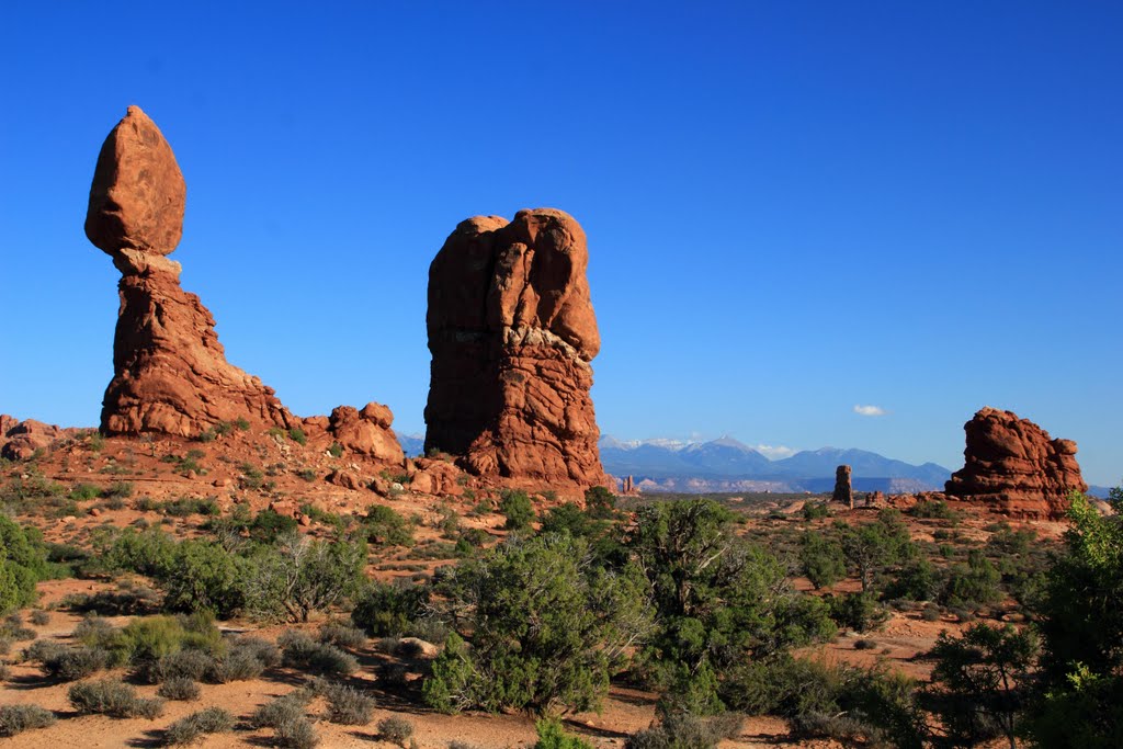 Balanced Rock by larapinta