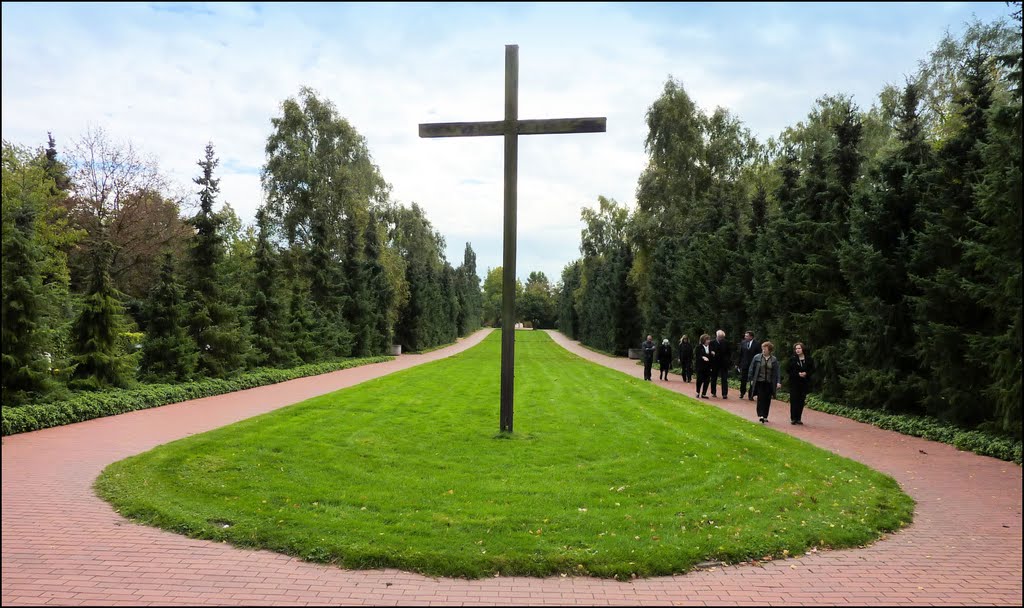 Evangelischer Kirchhof (seit 1958) im Ostburger Weg in Berlin-Rudow by Ralf Pätzold, Berlin