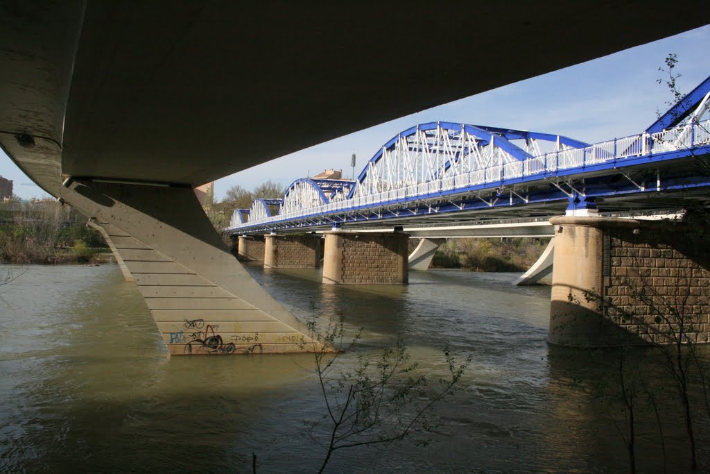 Puente de hierro (en el centro) by Jesús Calvo Domíngue…