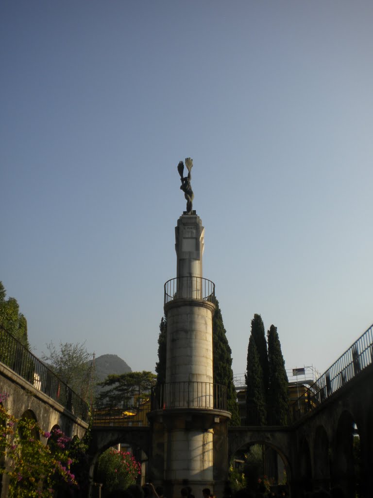 Obelisco de Il Piave - Vittoriale degli Italiani by RickyBone