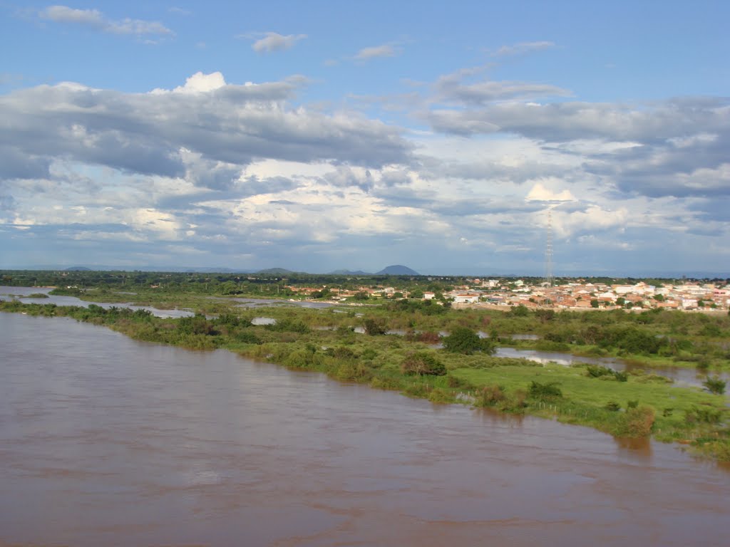 Bom Jesus da Lapa - BA, vista de cima da ponte sobre o Rio São Francisco by Dimas Justo