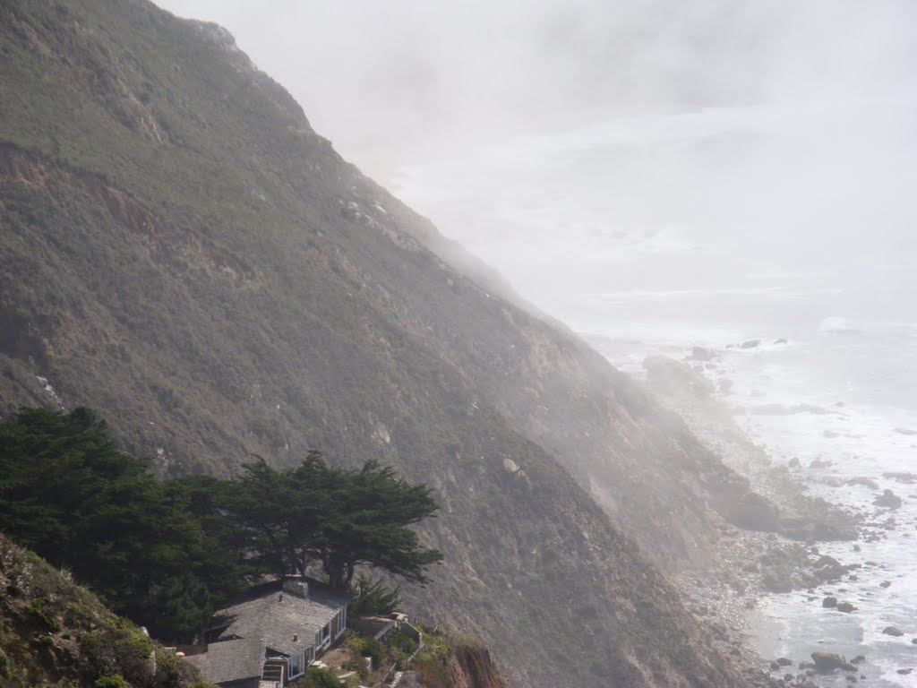 Higway1, south of Carmel by Hedvig Poulsen