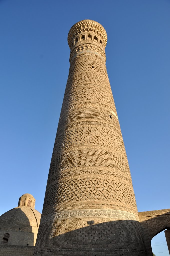 The Kalyan Minaret or Minâra-i Kalân in Bukhara, Uzbekistan. by Nicola e Pina Uzbeki…