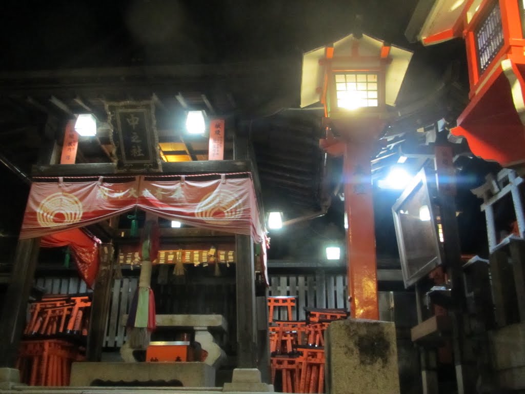 2nd shrine of fushimi inari, kyoto 伏見稲荷中之社 by UnagiUnagi