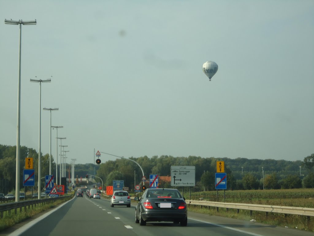 Luchtballon boven Vlaamse velden by tomasjevski