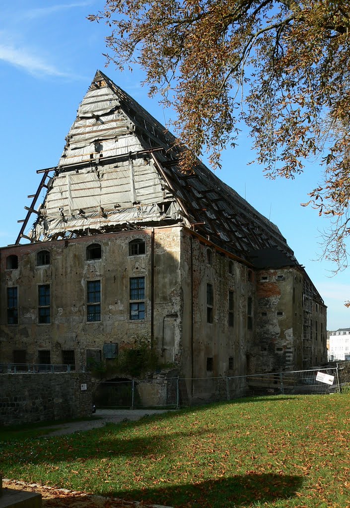 Zwickau - Das noch sanierungbedürftige Kornhaus im Norden von Schloss Osterstein by Thomas Eichler