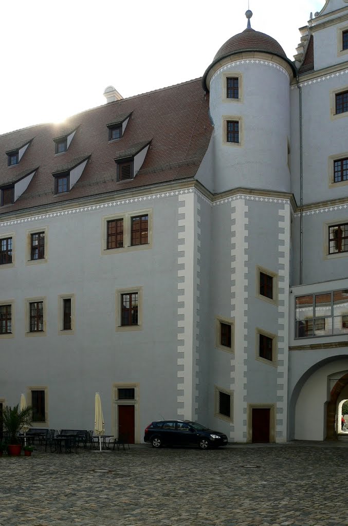 Zwickau - Das "Vordere Haus" von Schloss Osterstein mit Wendelstein und großer Hofküche 1587/90 by Thomas Eichler