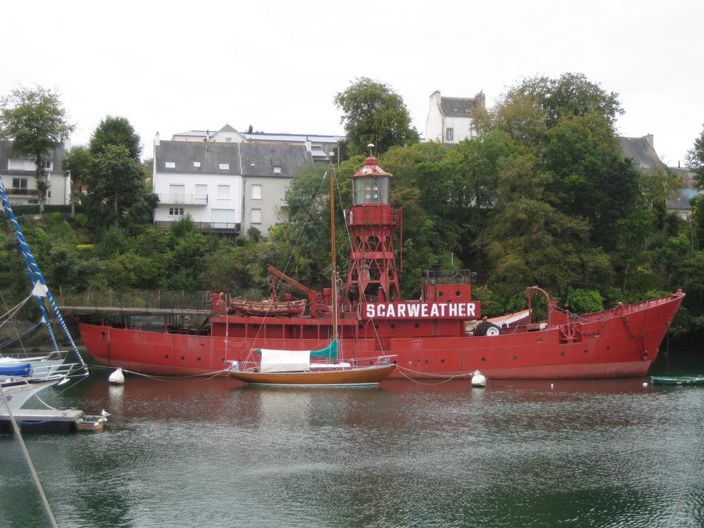 Le bâteau-feu "Scarweather", au port-musée du Port-Rhu, à DOUARNENEZ (29). by GEORGES ENGUEHARD