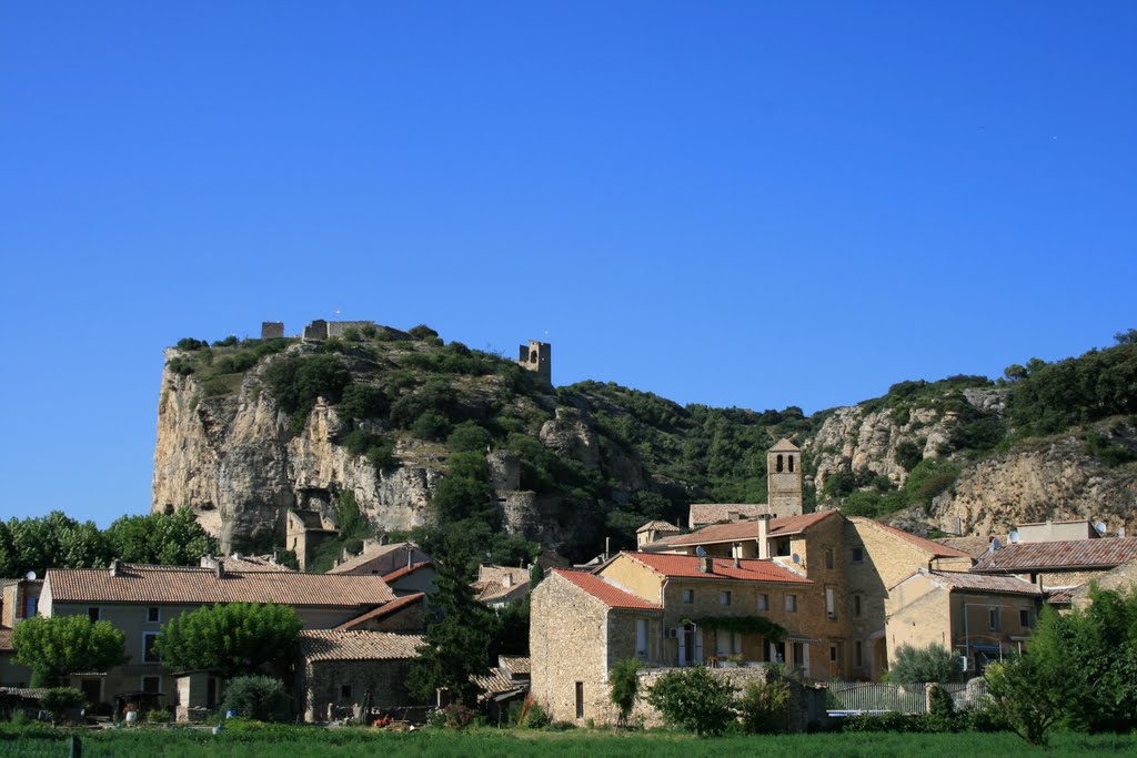 Mornas et sa forteresse médiévale by Manon Vaucluse (Mano…