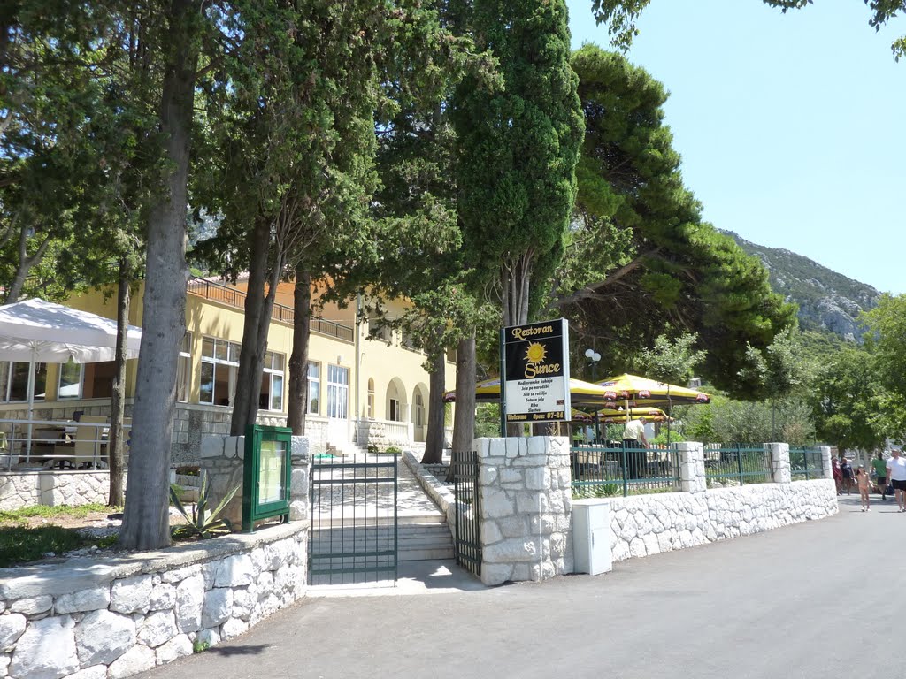 Hotel Sunce, vstup z promenády - Gradac by Brano Nebora