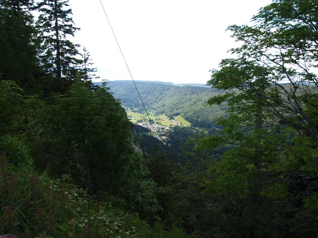 Gezicht op Mijoux vanaf Col de la Faucille by Wim Constant