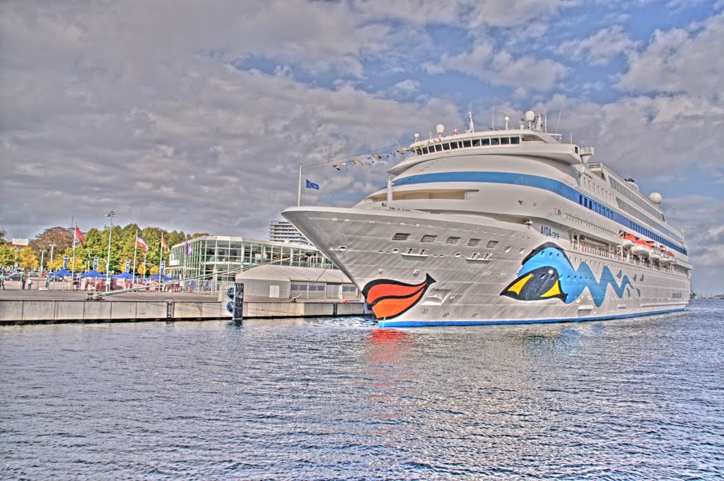 Kreuzfahrtschiff der Reederei Aida Cruises in Kiel by C. M.