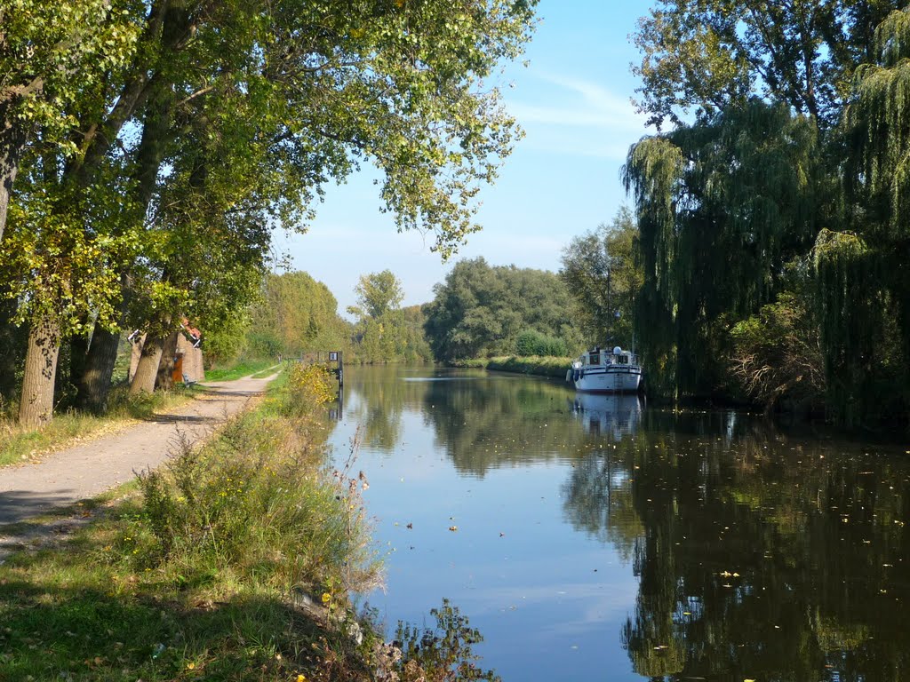 Mendonk de moervaart met een jacht by joeri Goossens