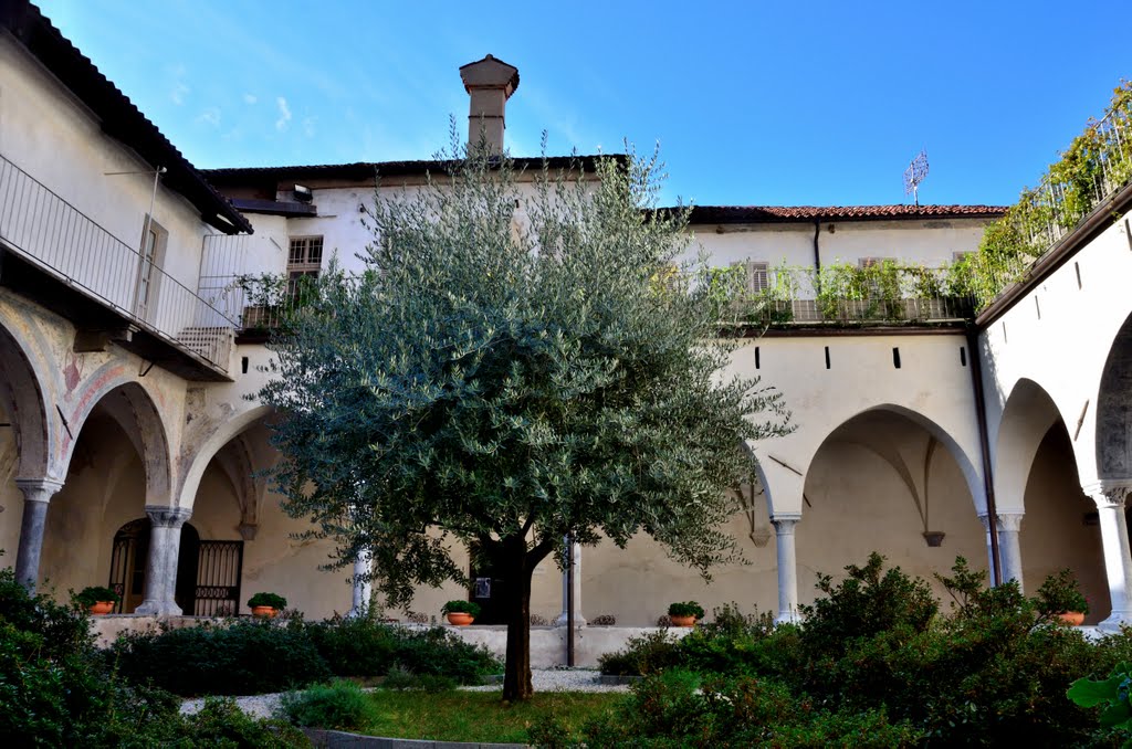 Saluzzo: il chiostro della chiesa di San Giovanni by bruno baudino