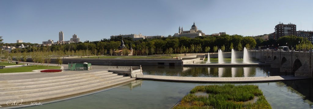 Panorámica rio Manzanares ( desde puente Segovia )al fondo Estación del Norte,Torre de Madrid Edificio España Palacio de Oriente y Catedral de la Almudena. by Carlos de Luna Bejar