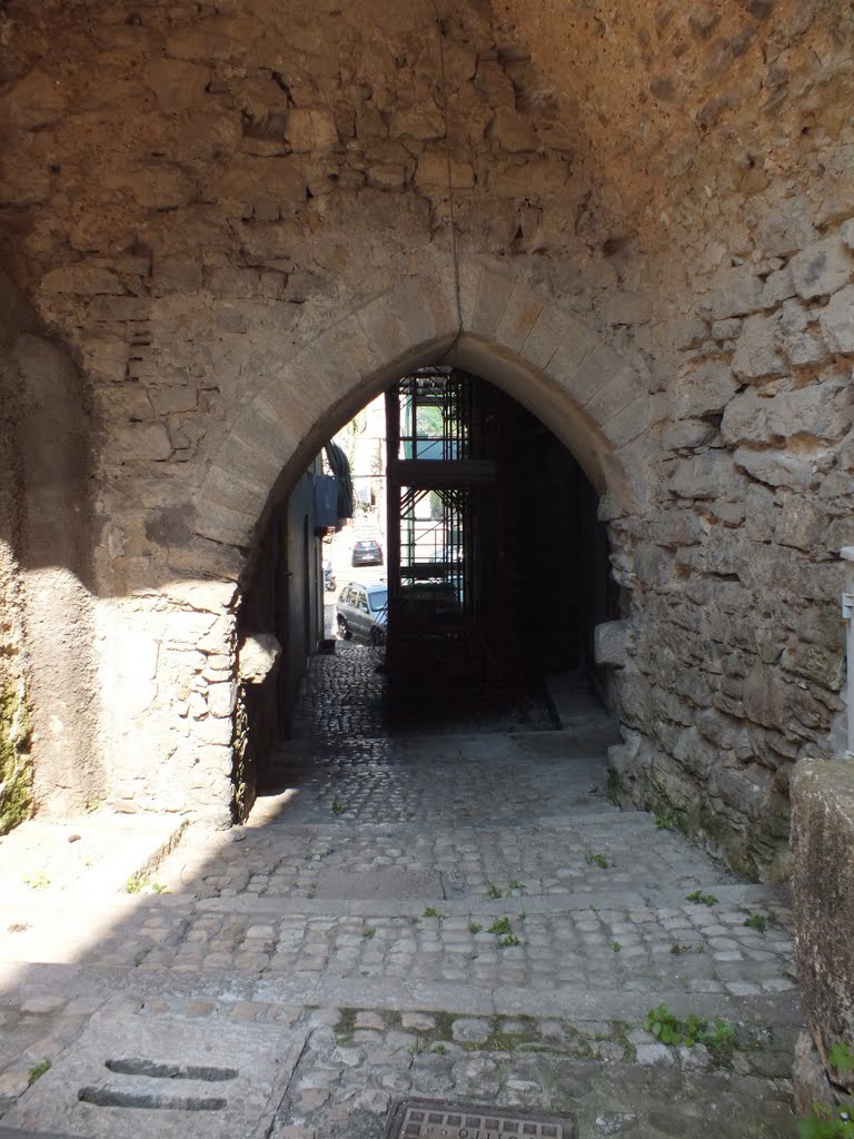 Gaeta - Porta medievale by Bruno Marino