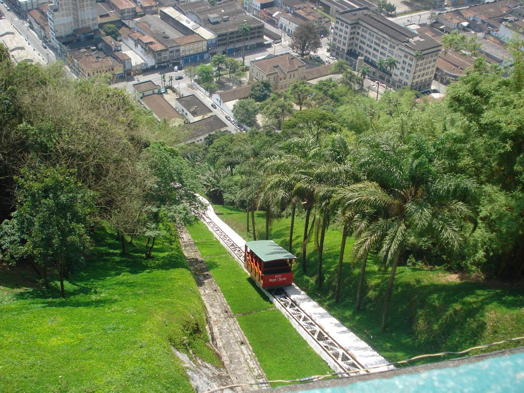 Vista do Funicular de Cima da Estação de Embarque do Monte by Dalaneze