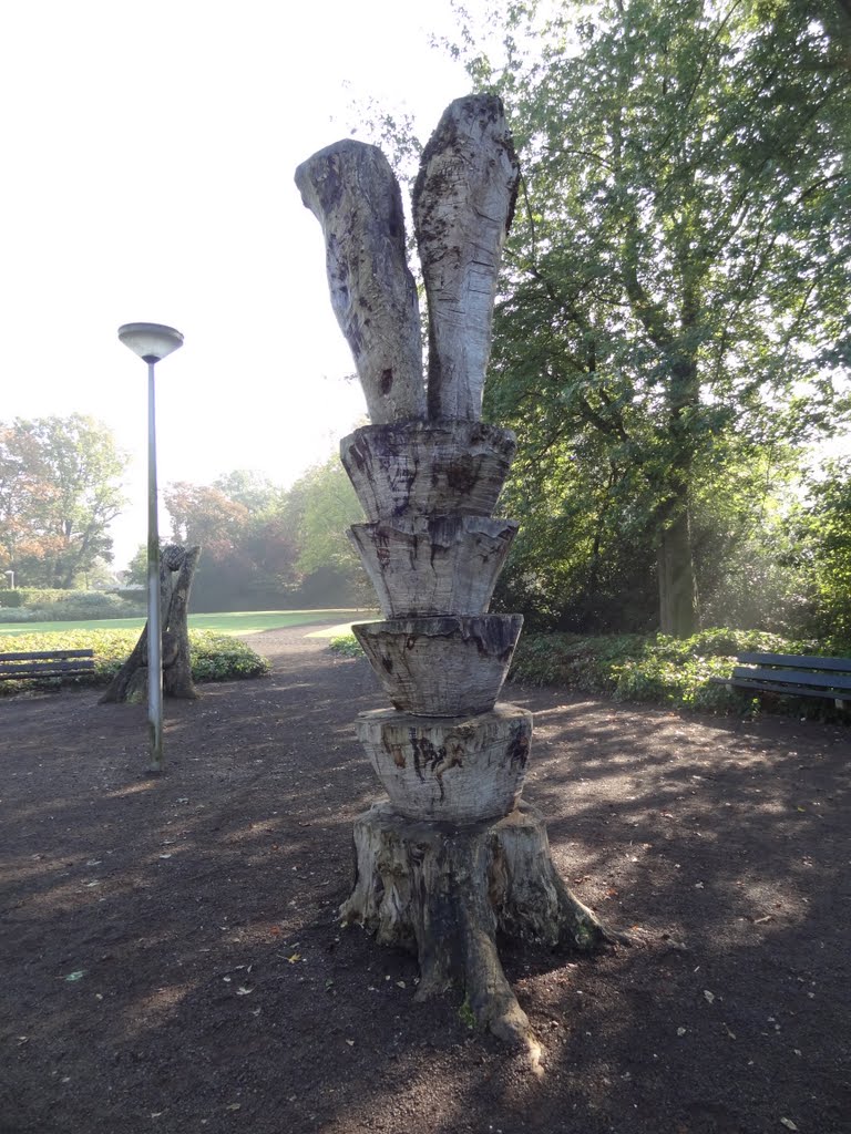 Wooden sculpture in the C.P. Broersepark by Willem Nabuurs