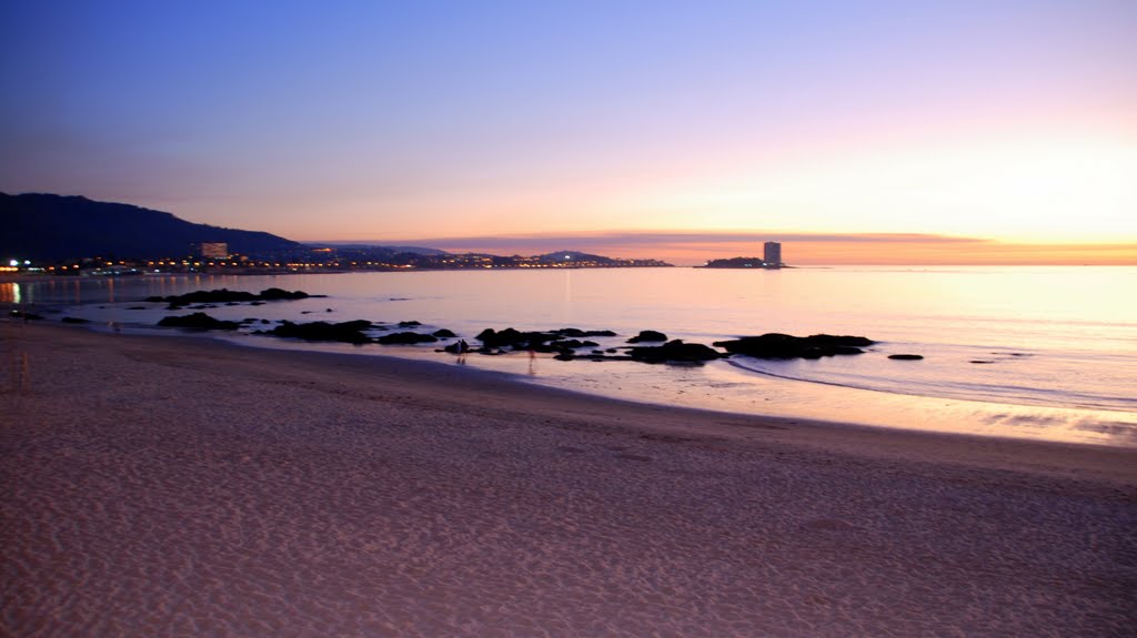 Playa de Samil al anochecer by miñamaia