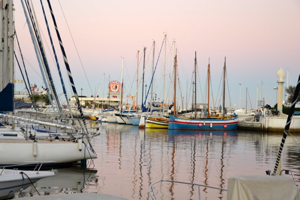 Hafen von Riccione by astrid scholtz