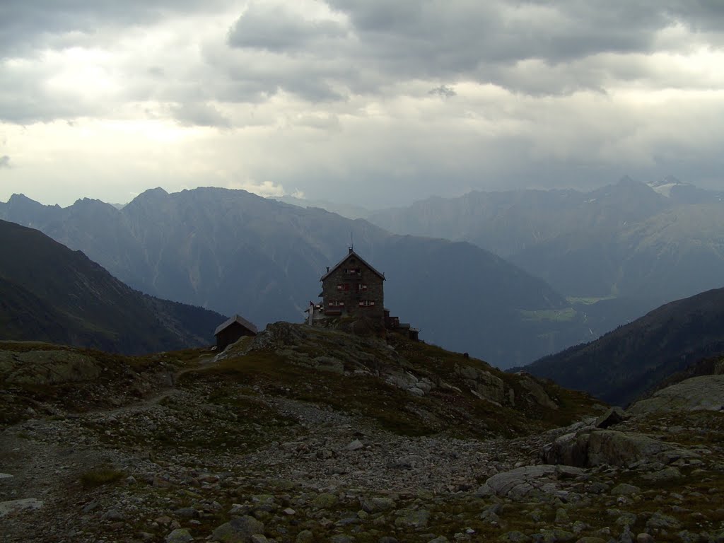 Erlanger Hütte (2550 m) by Norbert Muckenschnab…