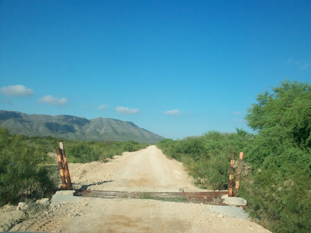 Guarda Ganado en camino Obayos a Antigua Hacienda Borregas by fernando yates