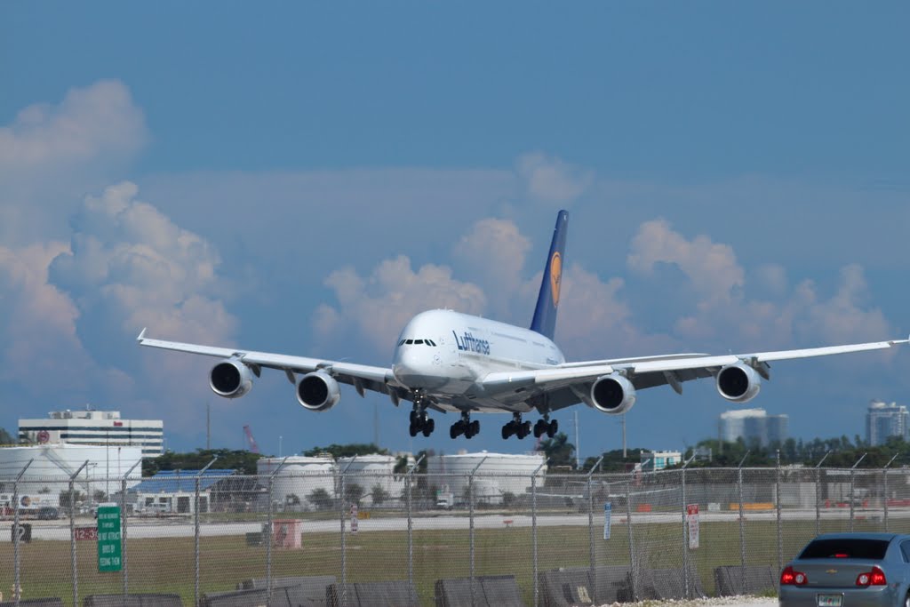 Airbus A380 Miami Runway 27 by lestermoreno