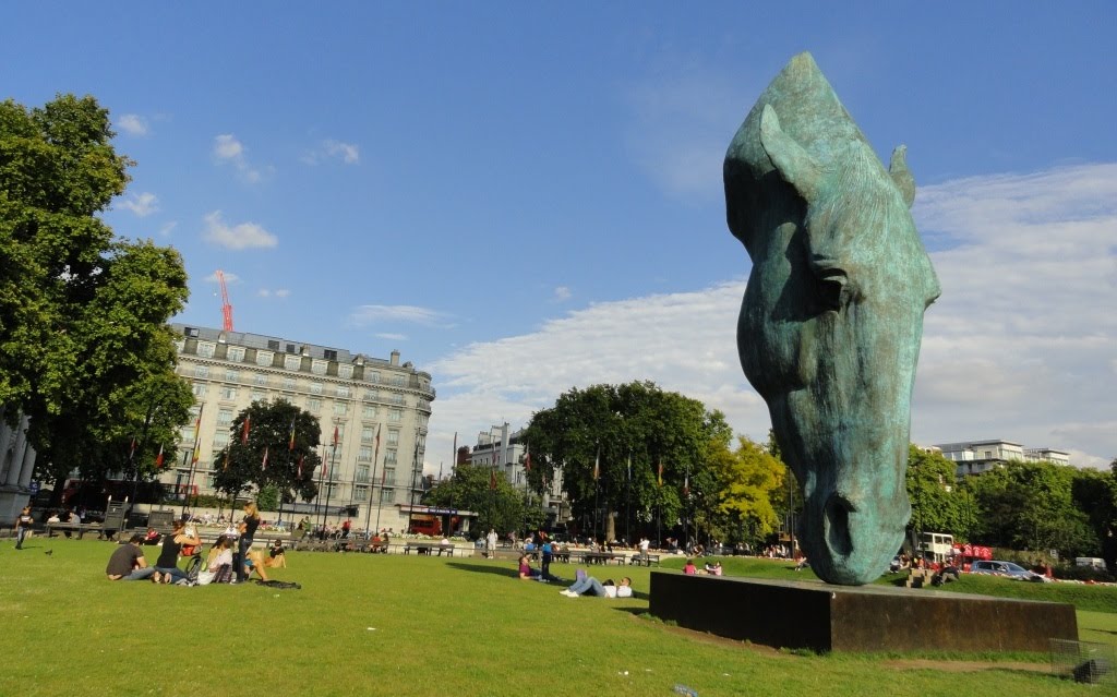 Londres: Cabeça gigante em bronze de no Hyde Park by Walter  Leite