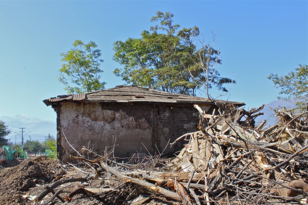 Casa abandonada junto a nuevo paso Los Trapenses by PanchoF