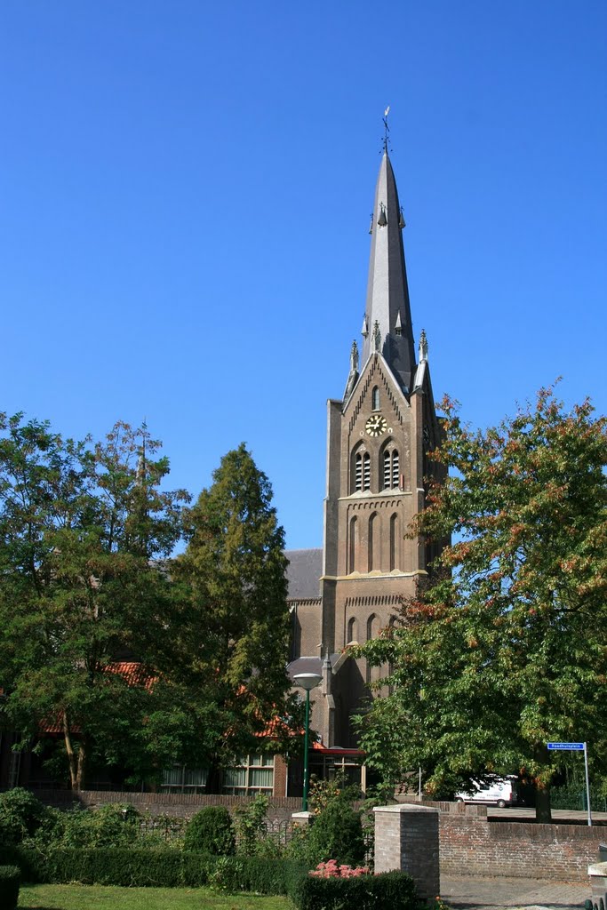 Dinther - Servatiusstraat 1: St. Servatiuskerk by Scholte