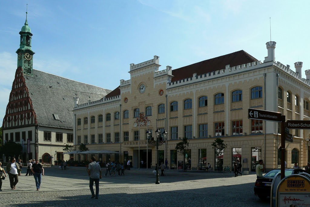 Zwickau - Das Rathaus mit Gewandhaus (Theater) am Markt by Thomas Eichler