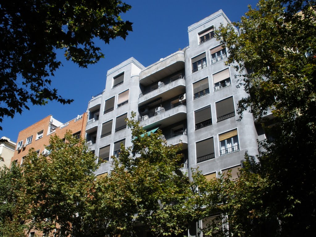 Edificio de viviendas, de Enrique Simonet Castro 1936-1941, en la calle Ríos Rosas 51 by nunila77