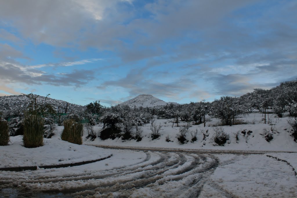 Cerro Manquehue, un día de Agosto by PanchoF