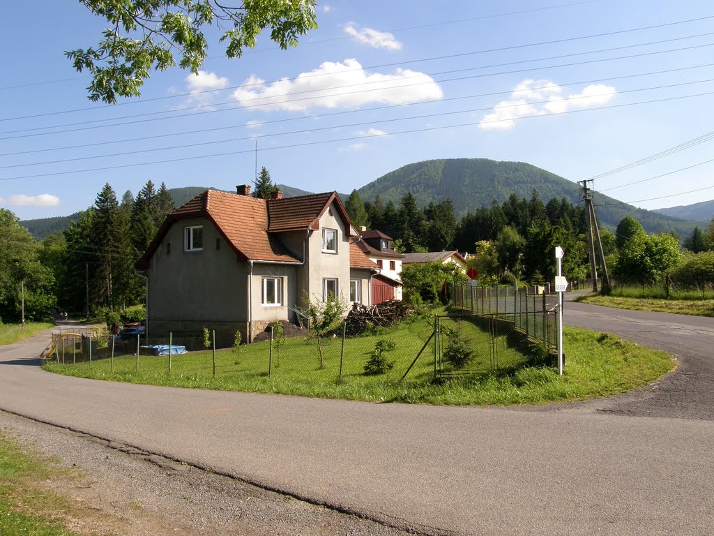 Kunčice pod Ondřejníkem - domy na křižovatce (houses at the crossroads) by MAPP HUDRANS