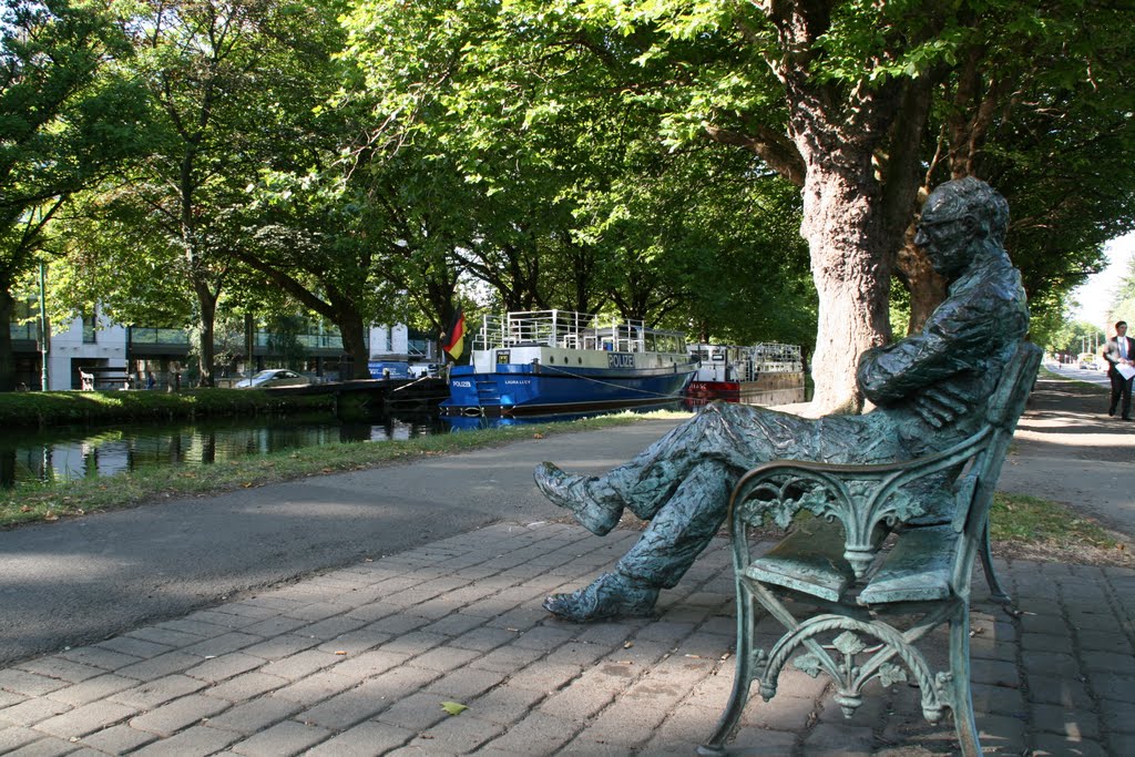 Sitting by the grand canal by Jesus Mayora