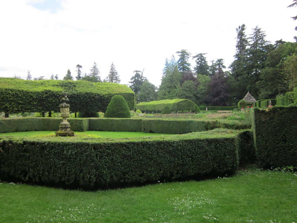 Glamis Castle Garden by MalteLauridsBrigge