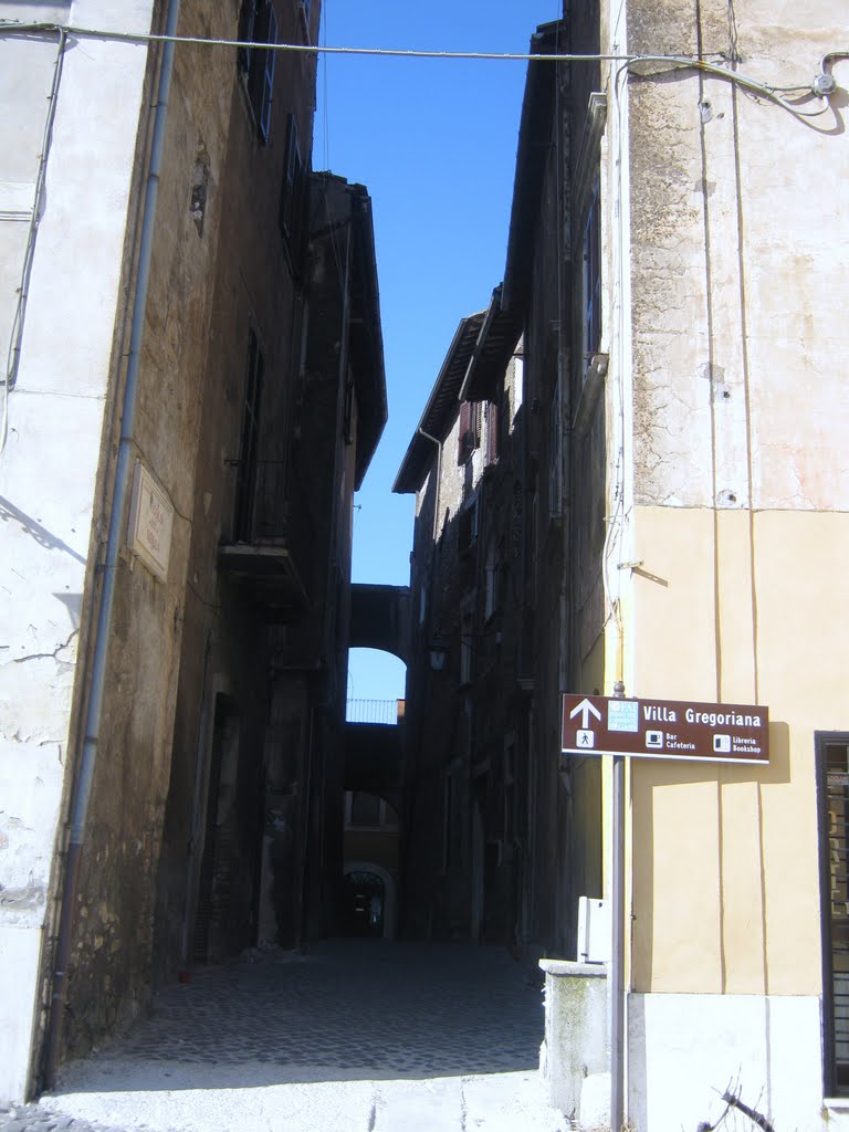 Gasse in Tivoli by Christoph Rohde